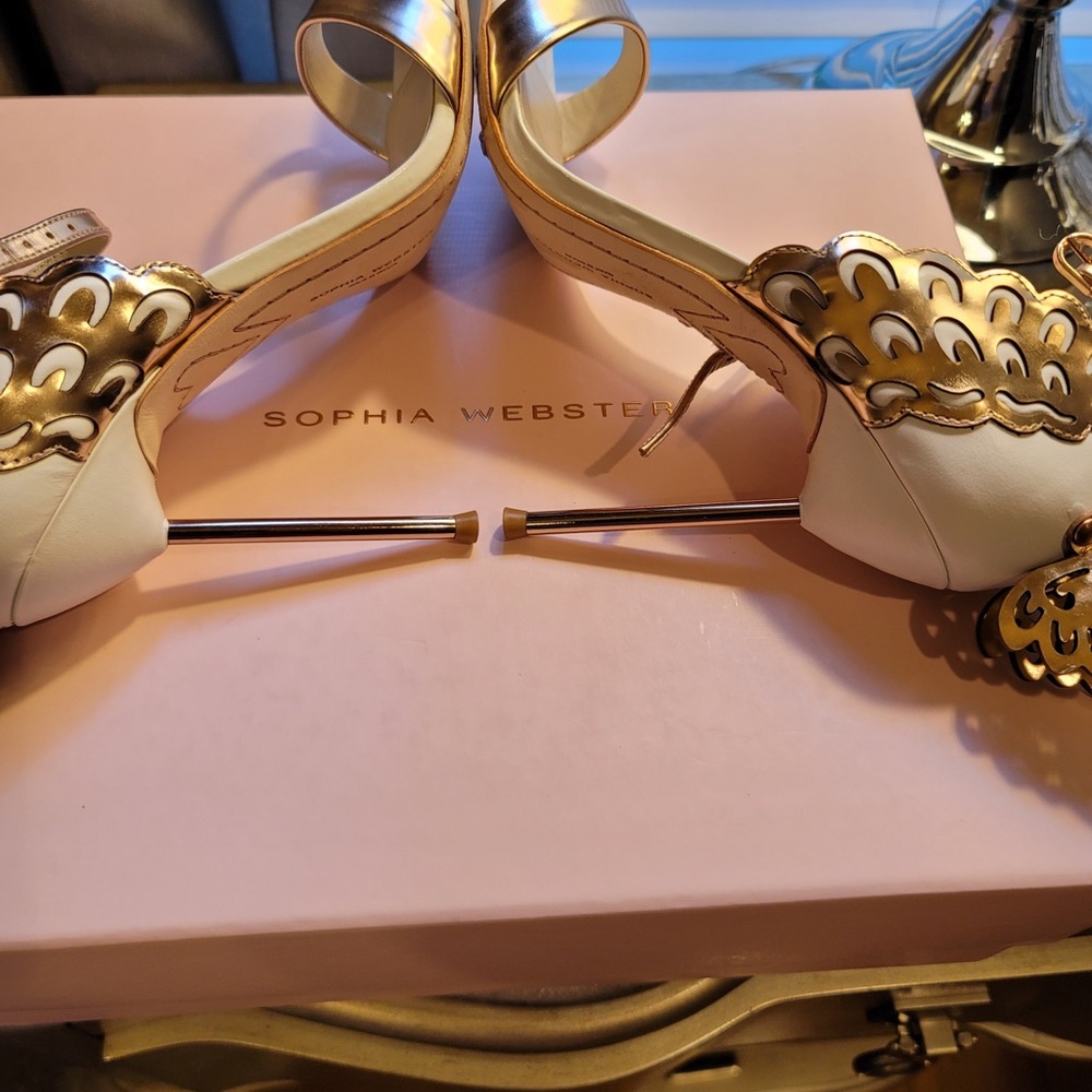 Sophisticated Winged Heels in Gold and White - Picture 13 of 13